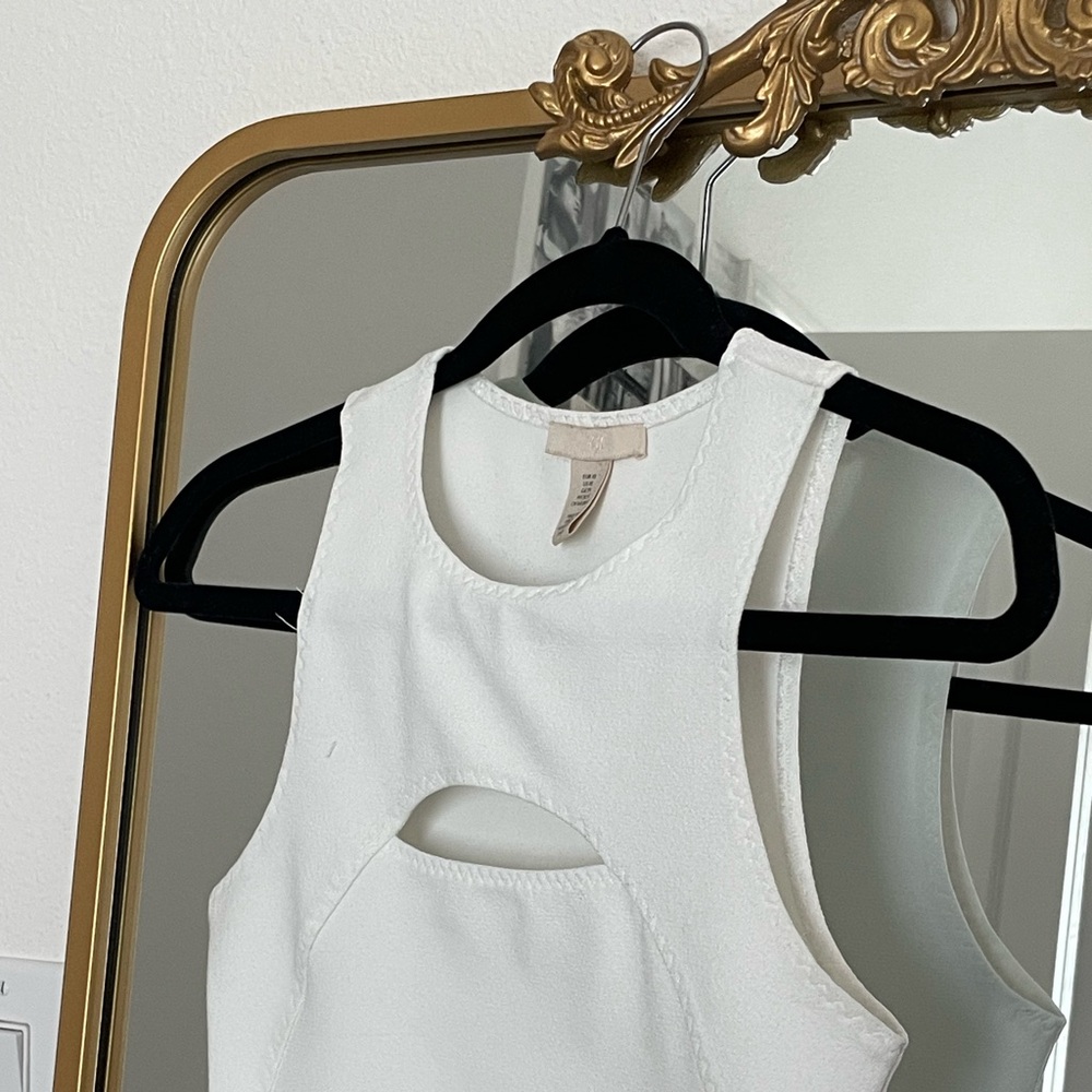 White Sleeveless Top 🏳️